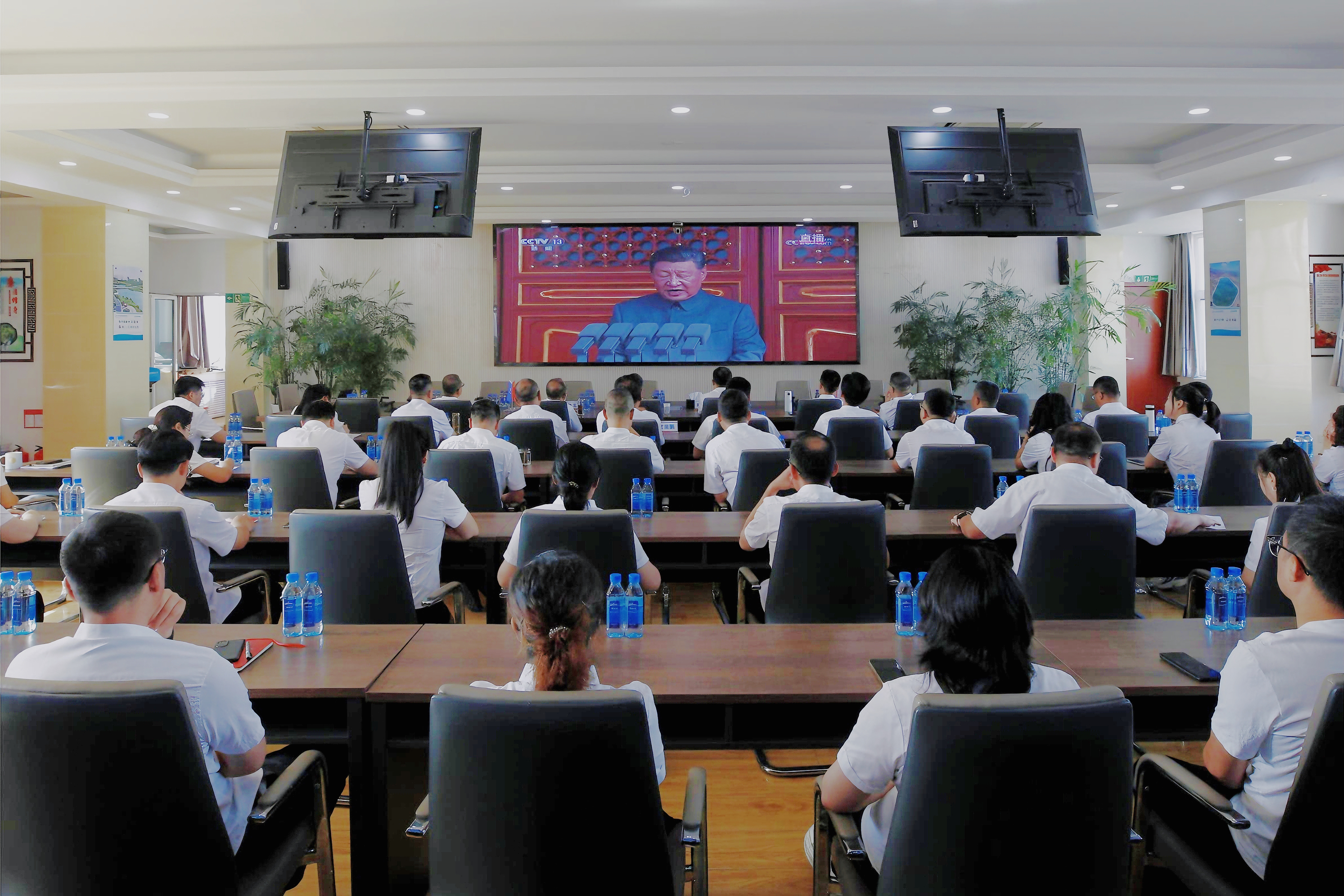 铭记历史，致敬英雄！银川中铁水务组织观看纪念抗战胜利80周年阅兵式直播