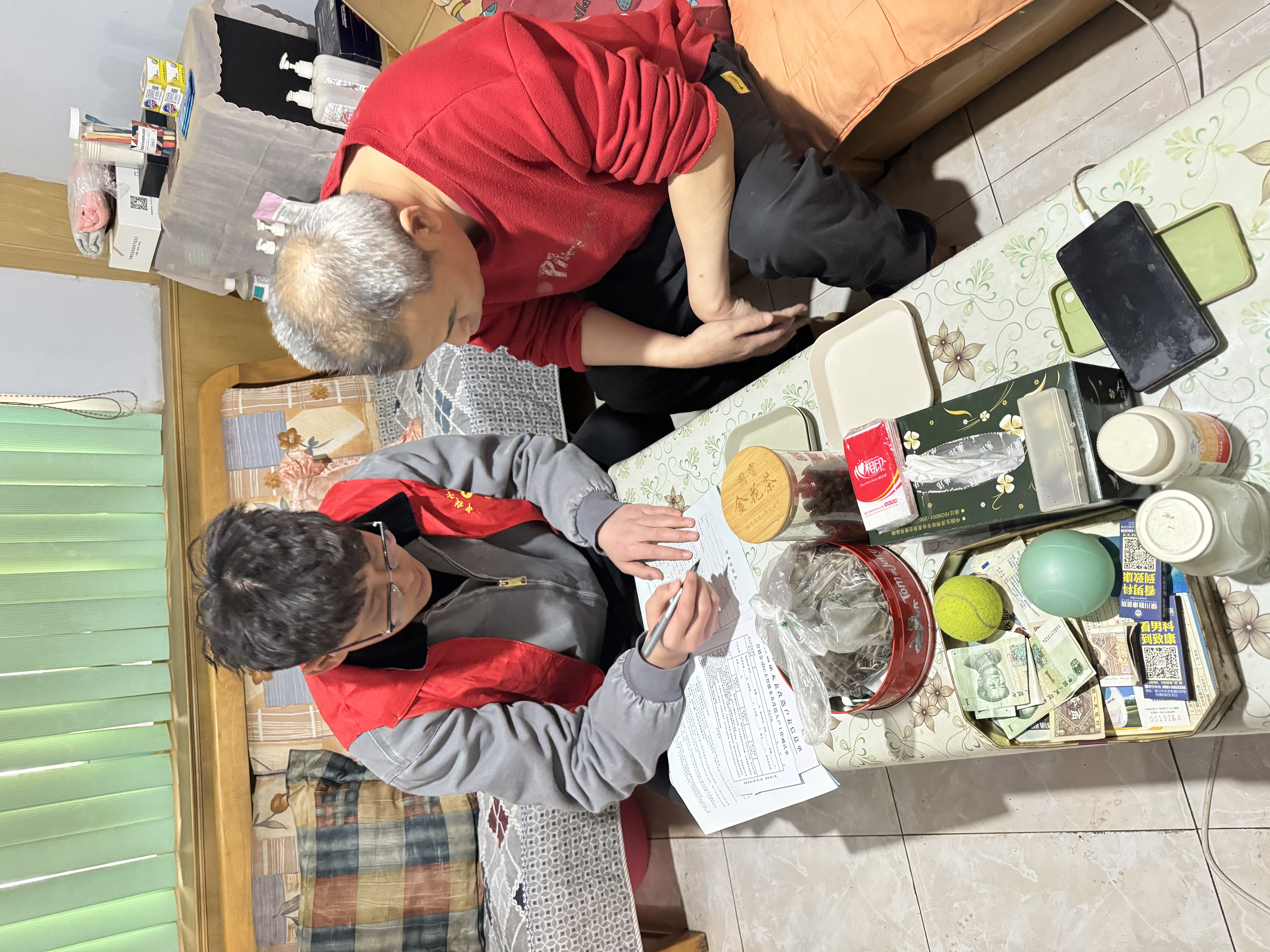 2.清泉润心 郑善心帮用户填写表单 宣传节水知识.jpg